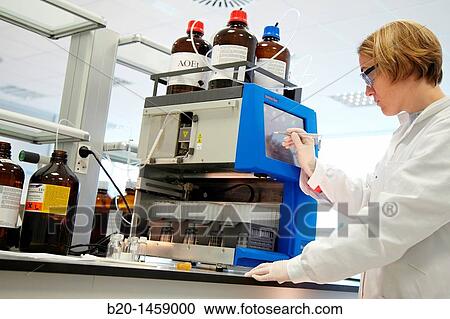 Stock Image - Flash chromatography, method used to purify individual chemical compounds from mixtures of compounds which differ in polarity, synthesis lab, IkerChem research lab, design and synthesis of new chemical entities with therapeutic applications in oncology. Fotosearch