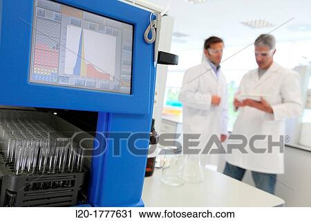 Stock Image - Flash chromatography, method used to purify individual chemical compounds from mixtures of compounds which differ in polarity, Shynthesis Lab, Research Laboratory, R&D+i, Ikerchem, Donostia, San Sebastian, Gipuzkoa, Basque Country, Spain. Fotosearch