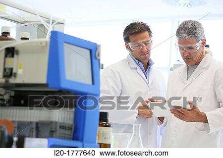 Stock Image - Flash chromatography, method used to purify individual chemical compounds from mixtures of compounds which differ in polarity, Shynthesis Lab, Research Laboratory, R&D+i, Ikerchem, Donostia, San Sebastian, Gipuzkoa, Basque Country, Spain. Fotosearch