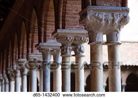 Stock Image - France, Midi-Pyrenees Region, Haute-Garonne Department, Toulouse, Eglise des Jacobins, Mother Church of the Dominican Order, resting place of Saint Thomas Aquinas, 1225-1274, founder of the order, Cloitre des Jacobins cloister. Fotosearch