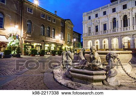 Stock Photo - fuente regalo de Alvise Contarini, 1780, plaza Vecchia, ciudad alta, Bergamo, Lombardia, Italia, Europa.. Fotosearch