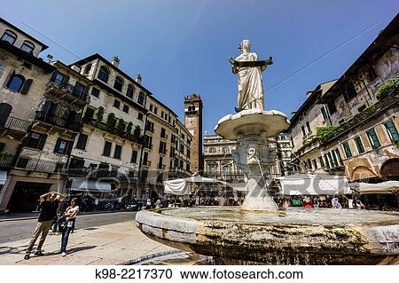 fuente y Madonna Verona, escultura romana que data del 380 dC., Piazza delle Erbe, Verona, patrimonio de la humanidad, Veneto, Italia, Europa. View Large Photo Image Stock Image - fuente y Madonna Verona, escultura romana que data del 380 dC., Piazza delle Erbe, Verona, patrimonio de la humanidad, Veneto, Italia, Europa.. Fotosearch
