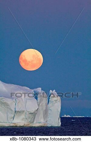 Stock Image - Full moon plus 1 day rising over icebergs in the Weddell Sea, Antarctica MORE INFO This moonrise occurred on January 1, 2010, the night after the blue moon full of December 31, 2009. Fotosearch