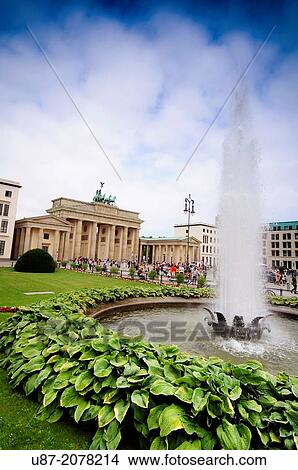 Picture - Germany, Berlin, Pariser Platz Square, Brandenburg Gate.. Fotosearch