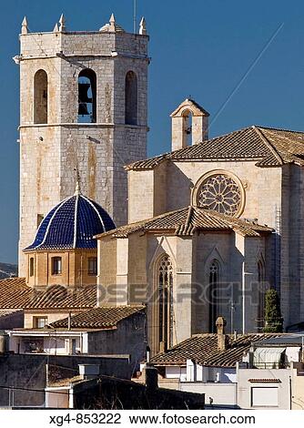 Stock Image - Gothic church of Santa Maria (14th century) with the bell tower and polygonal apse in foreground, San Mateo. Baix Maestrat, Castellon province, Comunidad Valenciana, Spain. Fotosearch