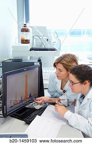 Stock Image - HPLC-MS (High Performance Liquid Chromatography-Mass Spectrometry), Analysis Lab, IkerChem research lab, design and synthesis of new chemical entities with therapeutic applications in oncology. Fotosearch