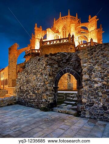 Imagen nocturna de los restos de la ermita de San Pedro e iglesia de Santa Mar? a en Castro Urdiales, Cantabria View Large Photo Image Stock Photography - Imagen nocturna de los restos de la ermita de San Pedro e iglesia de Santa Mar? a en Castro Urdiales, Cantabria. Fotosearch