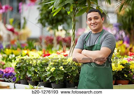 Stock Image - Inmigrante hondureo trabajando en Espaa, jardinero, Garden center.. Fotosearch