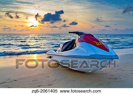 Jetski à Coucher Soleil Lumière à Plage Karon Sur Phuket Thailand Banques De Photographies