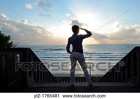 Jeune Femme à Coucher Soleil Dans Cote From Basques Biarritz Banque Dimage