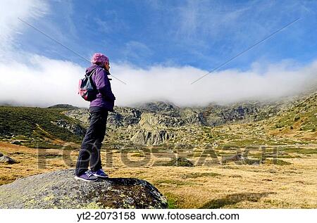 Jeune Femme Regarder Paysage Dans Pealara Plus Haut Sommet Montagne Dans Les Chaîne De Montagnes De Guadarrama Spain Banque De Photo