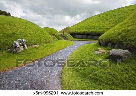Stock Image - Knowth passage tomb Br na B? inne Meath County, Ireland. Fotosearch