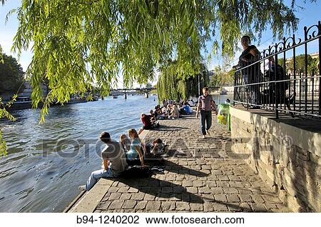Stock Image - ? le de la Cit?, island in the Seine river. Paris, France.. Fotosearch