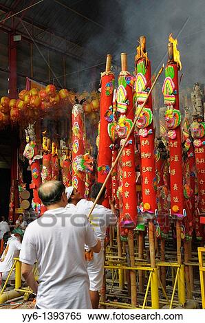 lighting candles, making merit, Vegetarian festival at San Jao Sieng Kong shrine, wat sung heng yee, Chinatown, Bangkok, thailand View Large Photo Image Stock Photography - lighting candles, making merit, Vegetarian festival at San Jao Sieng Kong shrine, wat sung heng yee, Chinatown, Bangkok, thailand. Fotosearch
