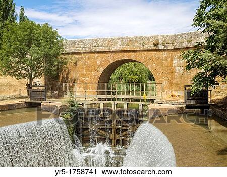 Lock gates on Canal de Castilla at Calahorra de Ribas, Palencia, province, Castilla-Leon, Spain A footpath/cycle track runs alongside nearly the whole length of the canal View Large Photo Image Stock Image - Lock gates on Canal de Castilla at Calahorra de Ribas, Palencia, province, Castilla-Leon, Spain A footpath/cycle track runs alongside nearly the whole length of the canal. Fotosearch