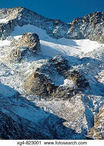 Stock Image - Macizo y glaciar de la Maladeta _ Valle de Benasque _ Pirineo Aragon? s. Fotosearch
