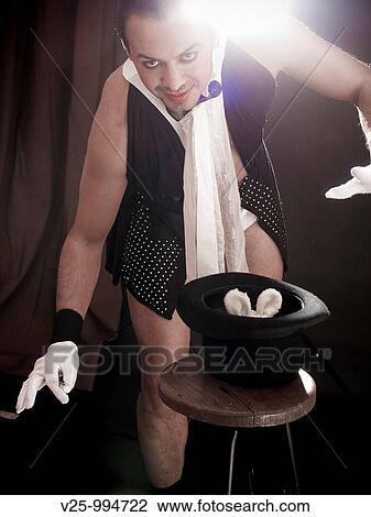 Stock Image - Mago actuando en el circo. Fotosearch