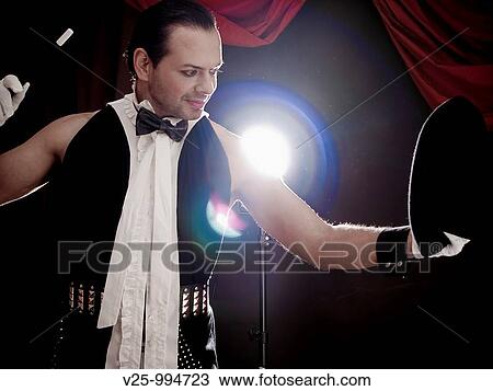 Stock Image - Mago actuando en el circo. Fotosearch