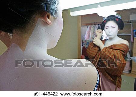 Stock Image - ? Maiko? (geisha apprentice) from the Odamoto tea house (o-chaia) in Gion, Kyoto. Kansai, Japan. Fotosearch