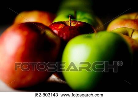 Stock Image - Manzanas rojas y verdes. Bodeg? n.. Fotosearch