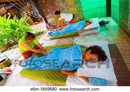 Stock Image - Masajes Long beach Isla Phi Phi Leh Provincia de Krabi, Tailandia. Fotosearch