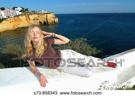 Stock Image - Mujer de 30 aos en Carvoeiro, Algarve, Portugal. Fotosearch