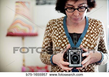 mujer haciendo fotos con camara antigua Kodak Brownie, woman taking pictures with old Kodak Brownie camera View Large Photo Image Stock Photo - mujer haciendo fotos con camara antigua Kodak Brownie, woman taking pictures with old Kodak Brownie camera. Fotosearch