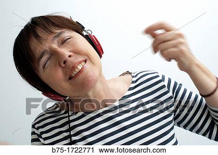 mujer joven escuchando musica con aptidud alegre, young woman listening music with joyful aptidud View Large Photo Image Stock Image - mujer joven escuchando musica con aptidud alegre, young woman listening music with joyful aptidud. Fotosearch