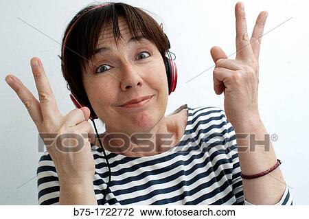 mujer joven escuchando musica con aptidud alegre, young woman listening music with joyful aptidud View Large Photo Image Stock Image - mujer joven escuchando musica con aptidud alegre, young woman listening music with joyful aptidud. Fotosearch