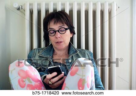 Mujer joven sentada en el suelo llamando por telefono, Young woman sitting on the floor calling by phone View Large Photo Image Stock Image - Mujer joven sentada en el suelo llamando por telefono, Young woman sitting on the floor calling by phone. Fotosearch