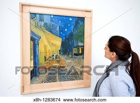 Mujer Mirar En Pintura Terraza De Un Café Por La