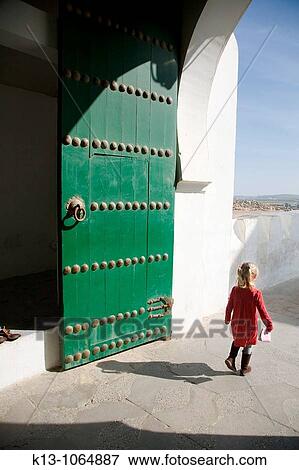 Stock Photo - Nia jugando en las calles de Assilah Marruecos. Fotosearch