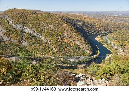 Stock Image - OVERLOOK FALL FOLIAGE MOUNT MINSI FROM MOUNT TAMMANY TRAIL APPALACHIAN TRAIL DELAWARE WATER GAP NEW JERSEY USA. Fotosearch