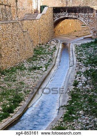 Stock Image - Palacio river by medieval walls, San Mateo. Baix Maestrat, Castellon province, Comunidad Valenciana, Spain. Fotosearch