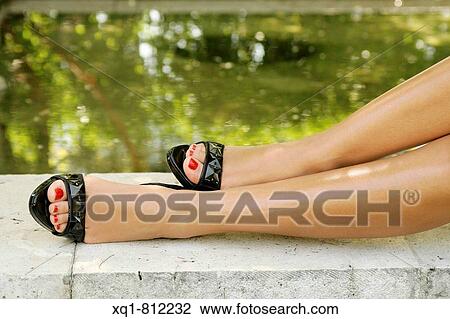 Stock Image - Pies de mujer. Zapatos de tac? n.. Fotosearch