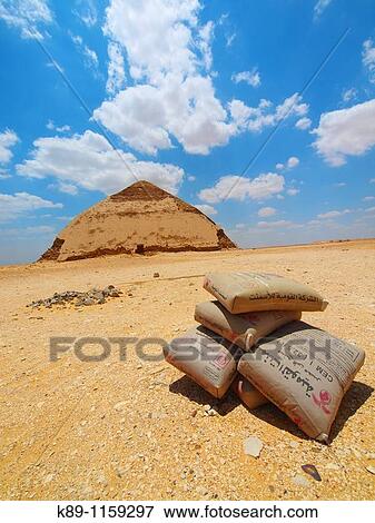 Stock Photo - PirBmide blanca, Dashur, El Cairo, Egipto. Fotosearch