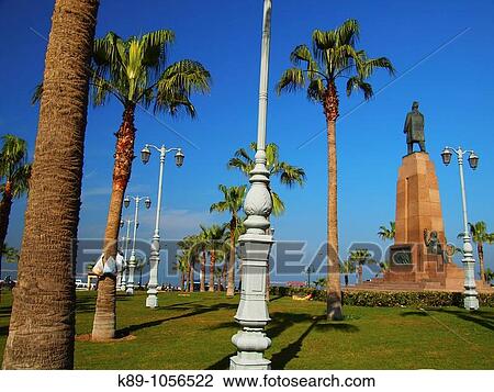 Plaza Saad Zaghloul (emplazamiento del antiguo Caesareum), Alejandr? a, Egipto View Large Photo Image Stock Image - Plaza Saad Zaghloul (emplazamiento del antiguo Caesareum), Alejandr? a, Egipto. Fotosearch