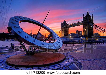 Pont Tour Et Géant Temps Cadran Solaire Crépuscule Coucher Soleil Londres Angleterre Royaume Uni Europe Banque Dimage