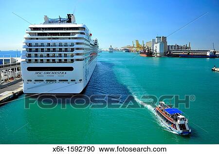 Stock Image - Popa de un barco de crucero y barco de recreo golondrinas puerto de Barcelona, Barcelona, Catalunya, Espaa.. Fotosearch