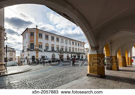 Stock Image - Praca do Giraldo, Evora, Alentejo, Portugal, Europe.. Fotosearch