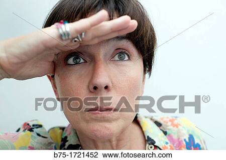 Stock Image - primer plano de mujer mirando a lo lejos, close-up of woman looking far away. Fotosearch