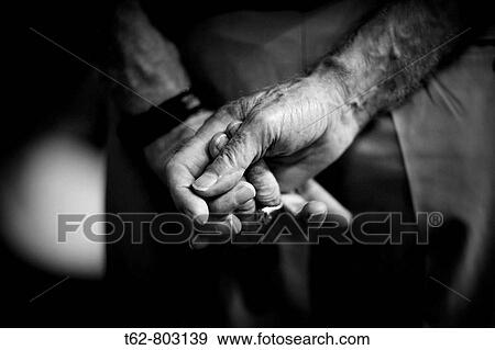 Primer plano manos de hombre, a la espalda; retorci? ndose con ansia. View Large Photo Image Stock Photo - Primer plano manos de hombre, a la espalda; retorci? ndose con ansia.. Fotosearch