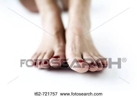Primer plano pies de mujer con las uas pintadas de rojo. View Large Photo Image Stock Photo - Primer plano pies de mujer con las uas pintadas de rojo.. Fotosearch