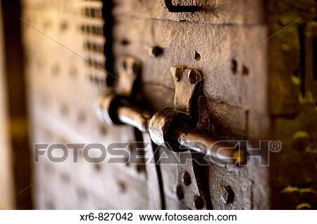 Puerta de un castillo View Large Photo Image Stock Image - Puerta de un castillo. Fotosearch