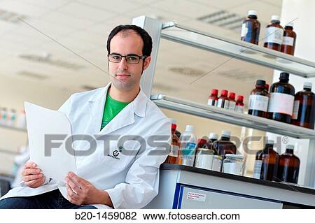 Stock Image - Researcher, synthesis lab, research laboratory, IkerChem research lab, design and synthesis of new chemical entities with therapeutic applications in oncology, discovery and development of novel drugs for the treatment of cancer. Fotosearch