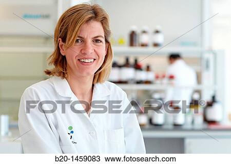 Stock Image - Researcher, synthesis lab, research laboratory, IkerChem research lab, design and synthesis of new chemical entities with therapeutic applications in oncology, discovery and development of novel drugs for the treatment of cancer. Fotosearch