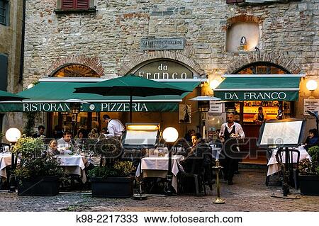 Stock Image - restaurante pizzeria, via Bartolomeo Colleoni, ciudad alta, Bergamo, Lombardia, Italia, Europa.. Fotosearch