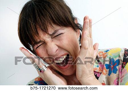 Retrato de mujer de pelo moreno con expresion de enfado y gritando, Portrait of brown-haired woman with expression of anger and shouting View Large Photo Image Stock Image - Retrato de mujer de pelo moreno con expresion de enfado y gritando, Portrait of brown-haired woman with expression of anger and shouting. Fotosearch