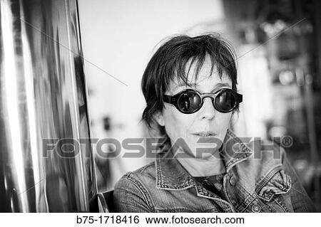 Retrato de mujer de pelo moreno, gafas de sol y con expresion relajada, Portrait of brown-haired woman with sun glasses and relaxed expression, View Large Photo Image Stock Photograph - Retrato de mujer de pelo moreno, gafas de sol y con expresion relajada, Portrait of brown-haired woman with sun glasses and relaxed expression,. Fotosearch