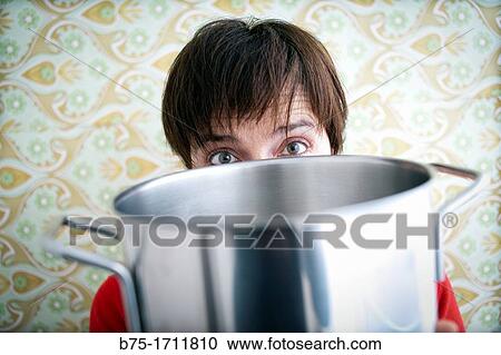 Retrato de mujer de pelo moreno y ojos verdes con una olla, Portrait of brown-haired woman with green eyes and a pot, View Large Photo Image Stock Image - Retrato de mujer de pelo moreno y ojos verdes con una olla, Portrait of brown-haired woman with green eyes and a pot,. Fotosearch
